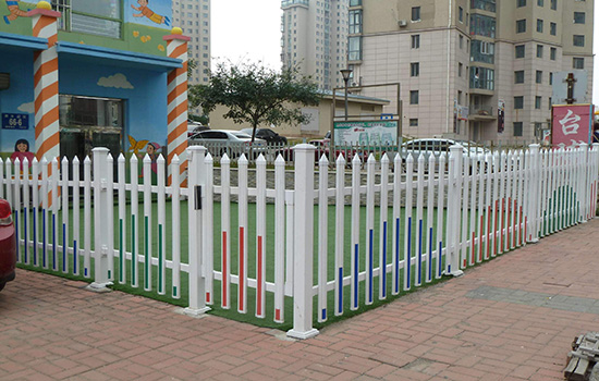 幼兒園<a href=http://52zoo.com target=_blank class=infotextkey>圍欄</a>