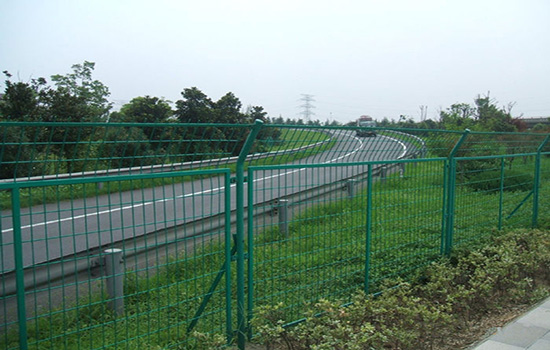 高速公路<a href=http://52zoo.com target=_blank class=infotextkey>護欄網(wǎng)</a>價格